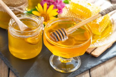 Bal, bastondan bal peteğine yavaşça akar..