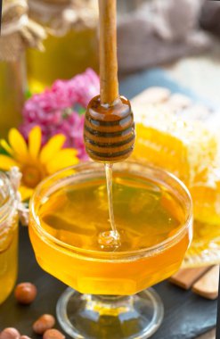 Bal, bastondan bal peteğine yavaşça akar..