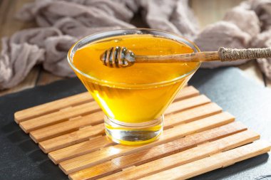 Bal, bastondan bal peteğine yavaşça akar..