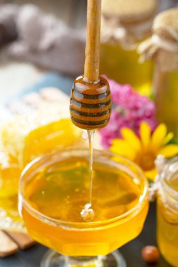 Bal, bastondan bal peteğine yavaşça akar..