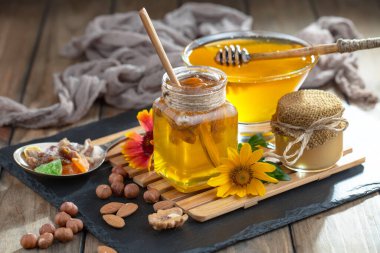 Bal, bastondan bal peteğine yavaşça akar..