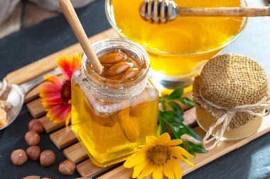 Bal, bastondan bal peteğine yavaşça akar..