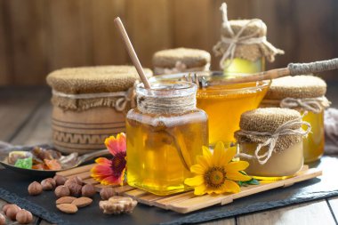 Bal, bastondan bal peteğine yavaşça akar..