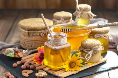 Bal, bastondan bal peteğine yavaşça akar..