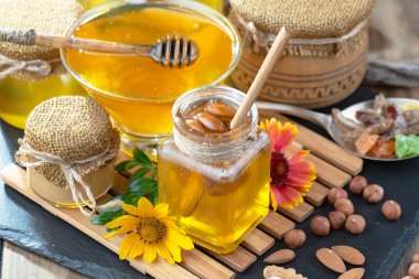 Bal, bastondan bal peteğine yavaşça akar..