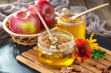 Bal, bastondan bal peteğine yavaşça akar..