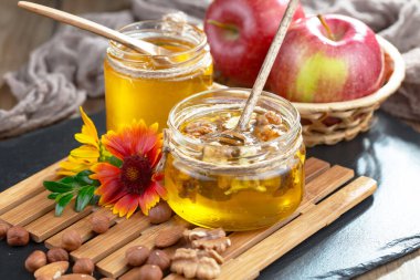 Bal, bastondan bal peteğine yavaşça akar..