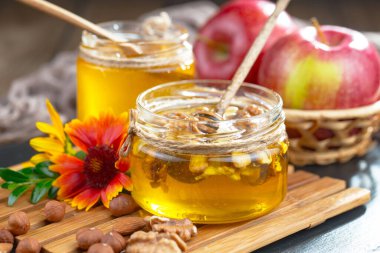 Bal, bastondan bal peteğine yavaşça akar..