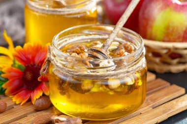 Bal, bastondan bal peteğine yavaşça akar..