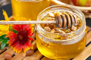 Bal, bastondan bal peteğine yavaşça akar..