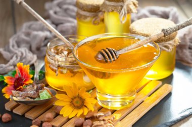 Bal, bastondan bal peteğine yavaşça akar..