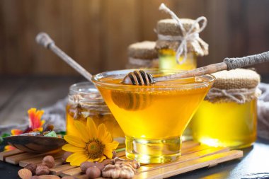 Bal, bastondan bal peteğine yavaşça akar..