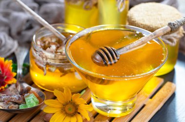 Bal, bastondan bal peteğine yavaşça akar..