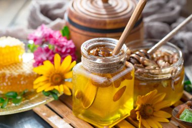 Bal, bastondan bal peteğine yavaşça akar..