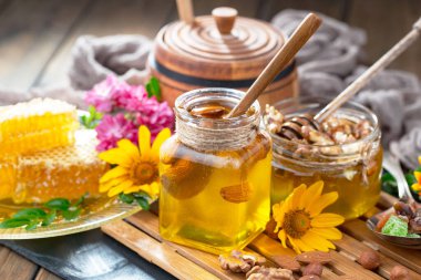 Bal, bastondan bal peteğine yavaşça akar..