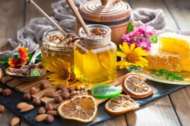 Bal, bastondan bal peteğine yavaşça akar..