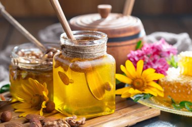 Bal, bastondan bal peteğine yavaşça akar..