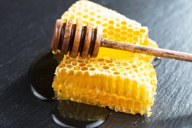 Bal, bastondan bal peteğine yavaşça akar..