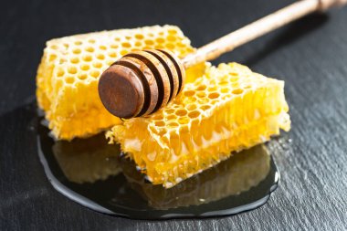 Bal, bastondan bal peteğine yavaşça akar..