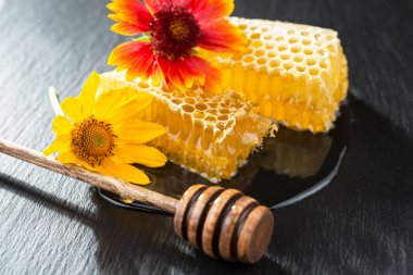 Arı balı kavanozda, çiçekli, eski arka planda..