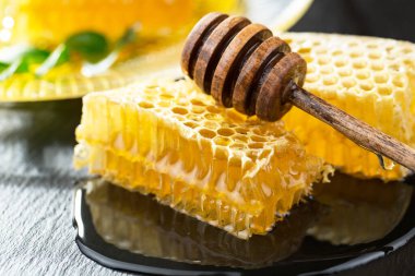 Arı balı kavanozda, çiçekli, eski arka planda..