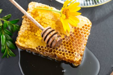 Arı balı kavanozda, çiçekli, eski arka planda..