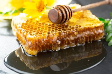 Arı balı kavanozda, çiçekli, eski arka planda..