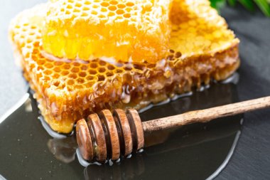 Arı balı kavanozda, çiçekli, eski arka planda..