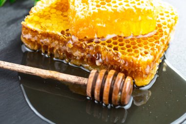 Arı balı kavanozda, çiçekli, eski arka planda..