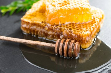 Arı balı kavanozda, çiçekli, eski arka planda..