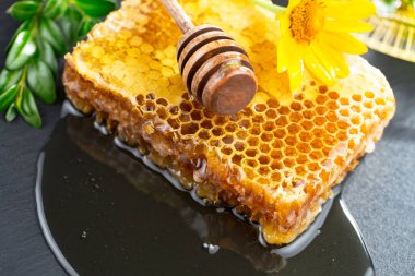 Arı balı kavanozda, çiçekli, eski arka planda..