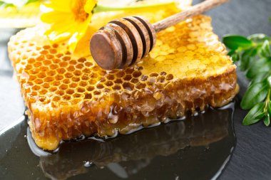 Arı balı kavanozda, çiçekli, eski arka planda..