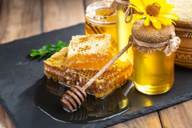 Arı balı kavanozda, çiçekli, eski arka planda..