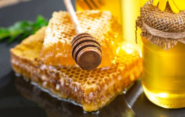 Arı balı kavanozda, çiçekli, eski arka planda..