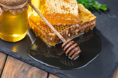 Arı balı kavanozda, çiçekli, eski arka planda..