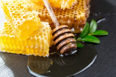 Arı balı kavanozda, çiçekli, eski arka planda..