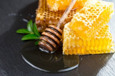 Arı balı kavanozda, çiçekli, eski arka planda..