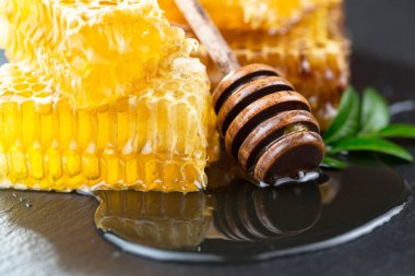 Arı balı kavanozda, çiçekli, eski arka planda..