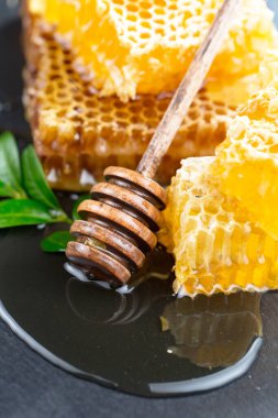 Arı balı kavanozda, çiçekli, eski arka planda..