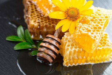 Arı balı kavanozda, çiçekli, eski arka planda..