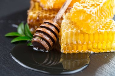 Arı balı kavanozda, çiçekli, eski arka planda..