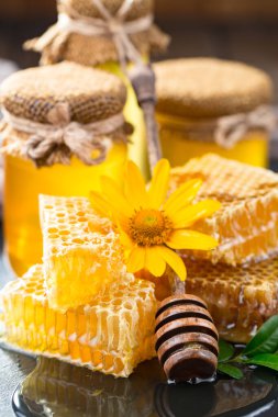 Arı balı kavanozda, çiçekli, eski arka planda..