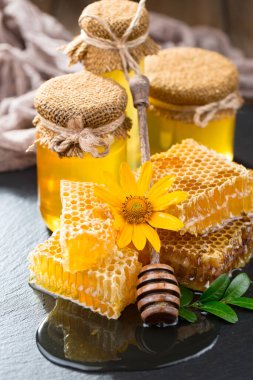 Arı balı kavanozda, çiçekli, eski arka planda..