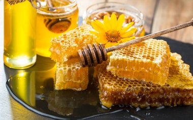 Arı balı kavanozda, çiçekli, eski arka planda..