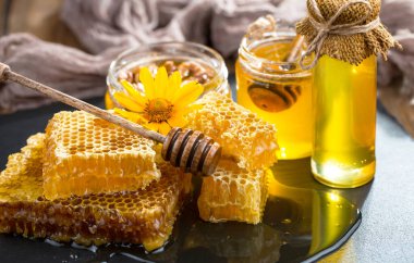 Arı balı kavanozda, çiçekli, eski arka planda..