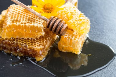 Arı balı kavanozda, çiçekli, eski arka planda..