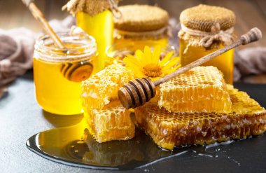 Arı balı kavanozda, çiçekli, eski arka planda..