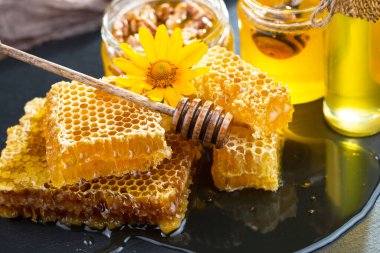 Arı balı kavanozda, çiçekli, eski arka planda..