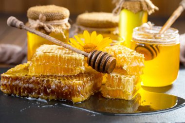 Arı balı kavanozda, çiçekli, eski arka planda..