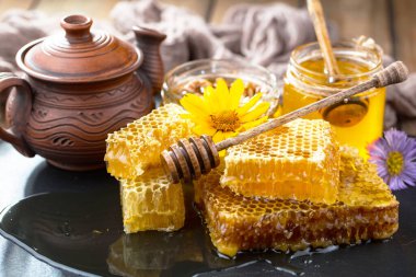 Arı balı kavanozda, çiçekli, eski arka planda..